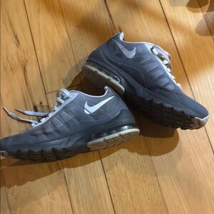 Nike Men's Gray Sneakers